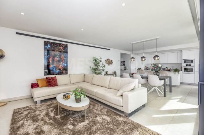 ¡Experimente el factor sorpresa al entrar! Este apartamento de esquina de 3 dormitorios con orientación sur ofrece una sala de estar abierta de lujo que se abre a una terraza muy grande con impresionantes vistas al mar y a la montaña....