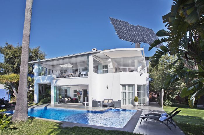 Enclavada en un exuberante entorno verde y a un corto paseo de los servicios de Elviria, esta villa única es una oportunidad ideal tanto para vivir como para hacer negocios.