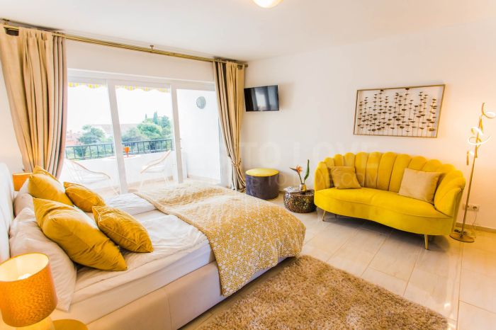 Descubra este bonito estudio renovado situado en la codiciada zona de Marbesa, a sólo 10 minutos a pie de la impresionante playa y de los animados bares y restaurantes.