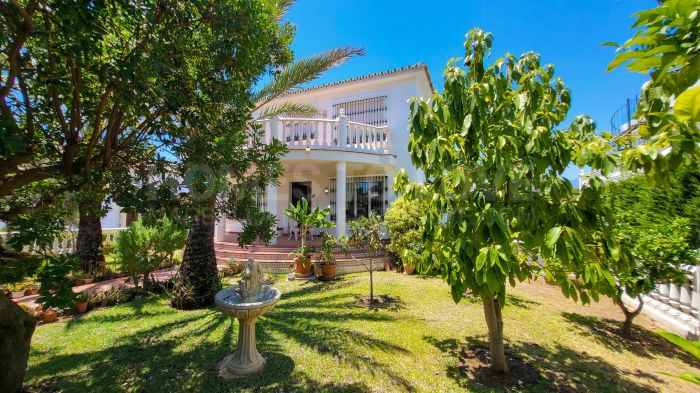 This well-maintained family villa, built by its original owners, offers a fantastic opportunity to live in the highly sought-after area of Elviria, Marbella, just minutes from the beach and local amenities.Set beside a peaceful river at...