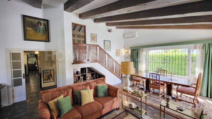 Eine seltene Gelegenheit, eine Villa mit 3 Schlafzimmern im Herzen von Fuengirola zu erwerben, nur wenige Schritte vom Strand und allen Annehmlichkeiten entfernt und dennoch in einer ruhigen Straße gelegen. Dieses helle und luftige Haus,...