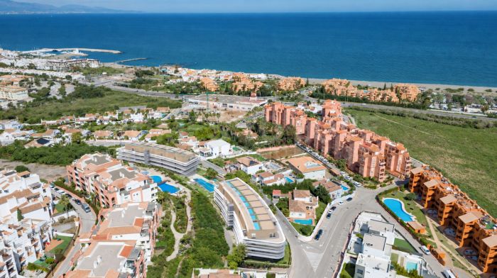 Exclusive new-build apartment with 100m² terrace and mountain views in Los Hidalgos, Manilva