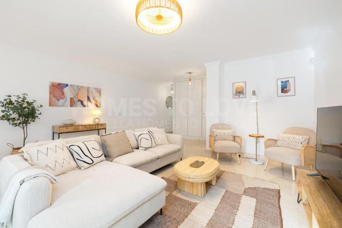 BEL APPARTEMENT DE 3 CHAMBRES ENTIEREMENT RÉNOVÉ À FUENGIROLA