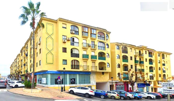 Espacioso y luminoso apartamento en el corazón de San Luis de Sabinillas