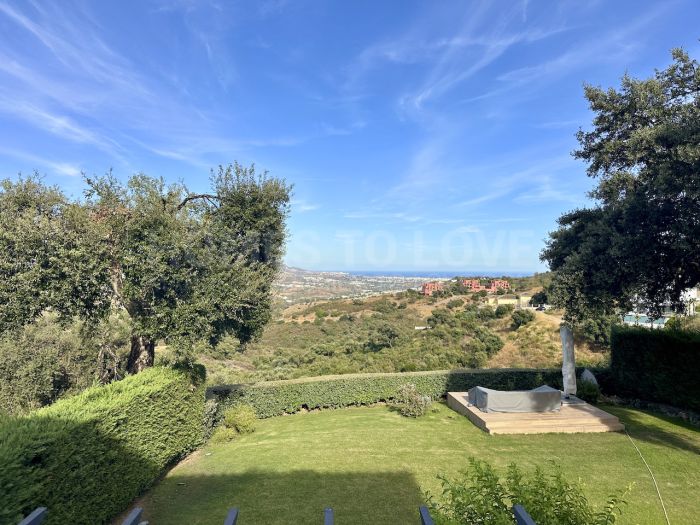 Elegante apartamento de tres dormitorios con vistas panorámicas en La Mairena, Marbella Este
