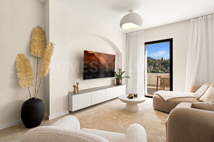 Elegant Renovated Apartment with Panoramic Golf, Sea & La Concha Views