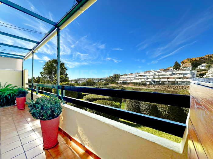 Exclusivo apartamento reformado con amplia terraza y vistas panorámicas en Las Joyas, Estepona