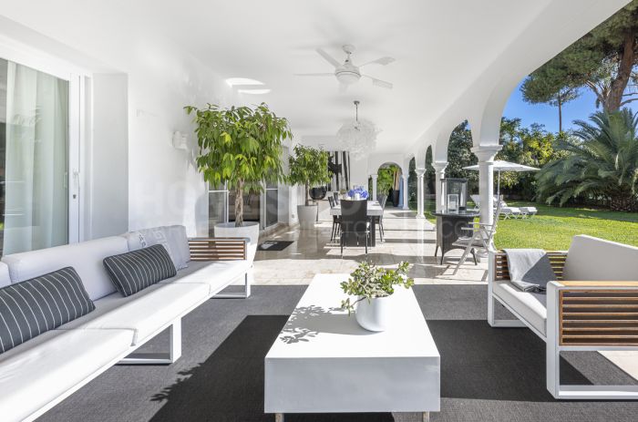 Außergewöhnliche Vier-Schlafzimmer-Villa auf großzügigem Grundstück zum Verkauf in Paraíso Barronal, Estepona