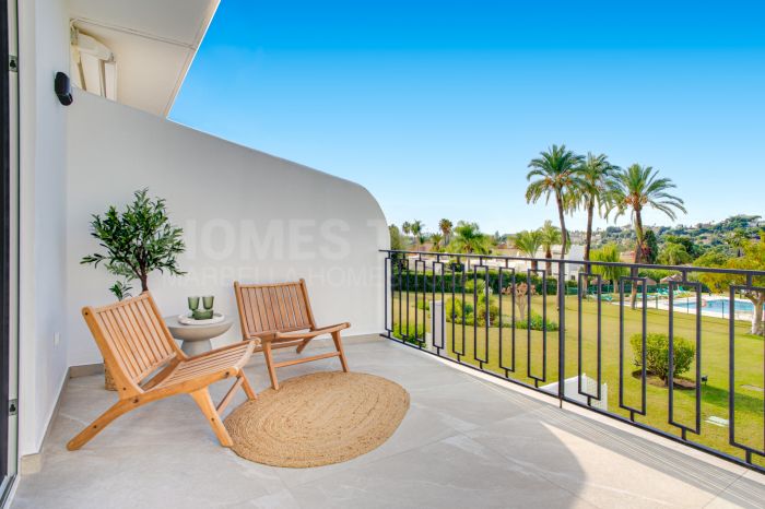 Casa adosada contemporánea de cuatro dormitorios situada en la comunidad cerrada de La Rinconada, situada en el Valle del Golf de Marbella