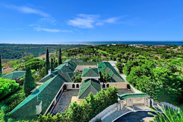 Villa for sale in Rio Real Golf, Marbella East
