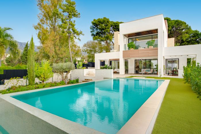 Lujo recién construido, cuatro dormitorios, villa orientada al sur situada en una exclusiva comunidad cerrada en el borde de la Milla de Oro de Marbella
