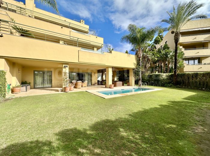 EXCLUSIVO APARTAMENTO CON JARDÍN Y PISCINA EN LA MARINA DE SOTOGRANDE