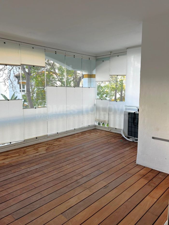 Two-bedroom apartment of 75 m² built in the prestigious Dama de Noche urbanisation, in Nueva Andalucía, a stone's throw from Puerto Banús and surrounded by golf courses.