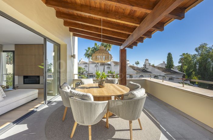 High Quality Renovated Apartment Near Beach for Sale in Cascada de Camoján, Marbella Golden Mile