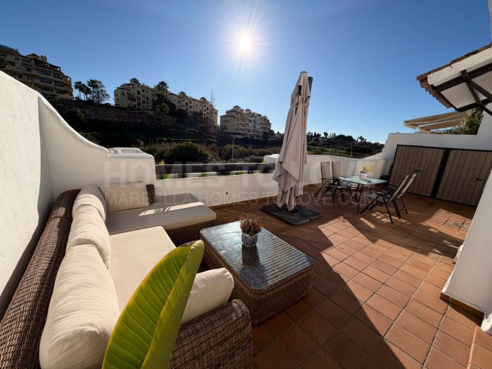 Spacious Apartment with Expansive Terrace in La Concha-Resina Golf