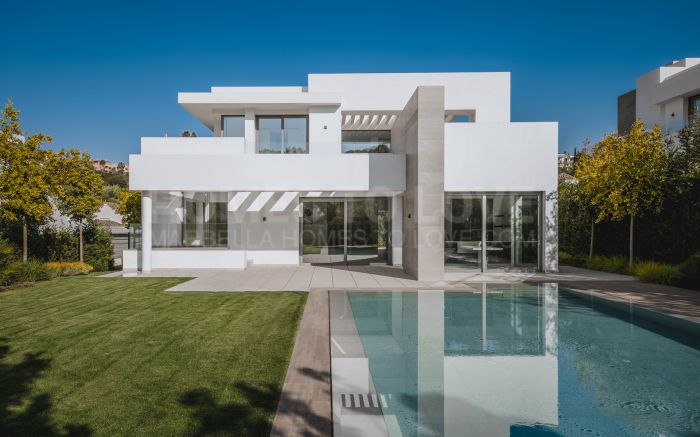 Elegante villa contemporánea con 5 dormitorios en suite en El Paraíso, Nueva Milla de Oro, Marbella