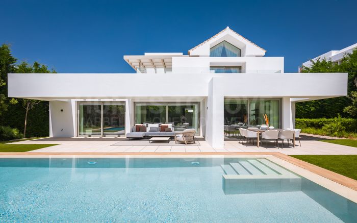 Villa contemporánea de 5 dormitorios en El Paraíso, New Golden Mile, Marbella.