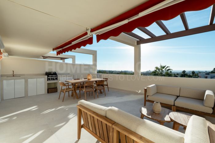 Apartamento de 3 Dormitorios recién reformado con vistas al mar y la montaña en Nueva Andalucia