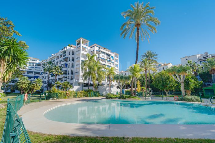 Fantastique penthouse duplex de quatre chambres, situé dans une position privilégiée au sein du prestigieux Puerto Banús, Marbella