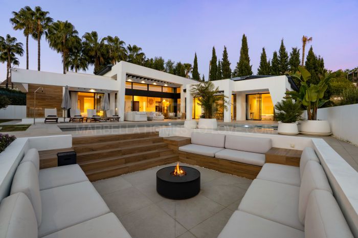 Villa for sale in Los Naranjos, Nueva Andalucia