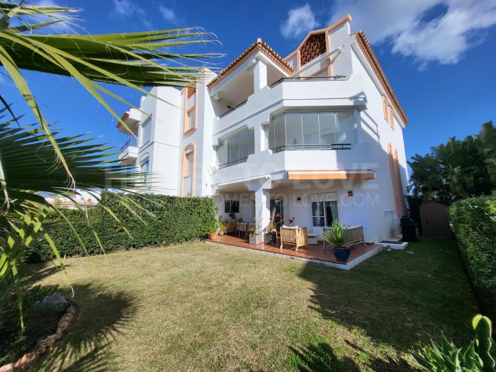 Lumineux appartement d'angle de 3 chambres et 2 salles de bains avec jardin et terrasse à Mijas Costa. Suite parentale, cuisine entièrement équipée, parking, piscine, golf, à proximité de la plage, de Fuengirola et de l'aéroport de Malaga.