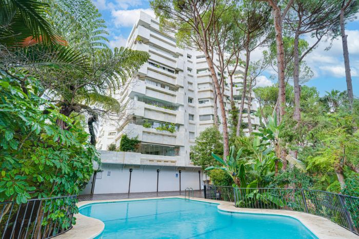 Elegante apartamento de dos dormitorios, frente a la playa, situado en el prestigioso Jardin del Mediterráneo, Golden Mile Marbella