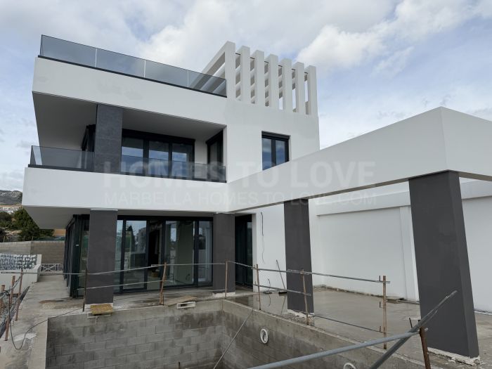 Villa de lujo con piscina, ascensor y diseño interior cerca de Benalmádena Marina