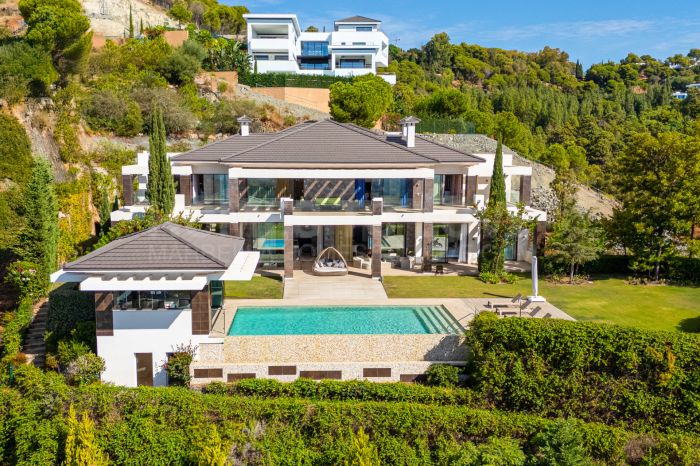 Elegante y moderna villa de lujo con vistas panorámicas al mar en La Reserva del Alcuzcuz, Benahavis