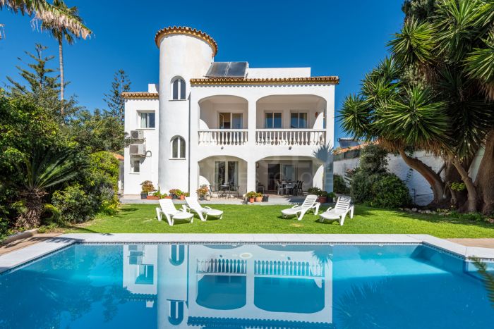 Charming Spanish Villa with Sea Views Just 100m from the Beach – Prime Linda Vista Baja Location Near San Pedro