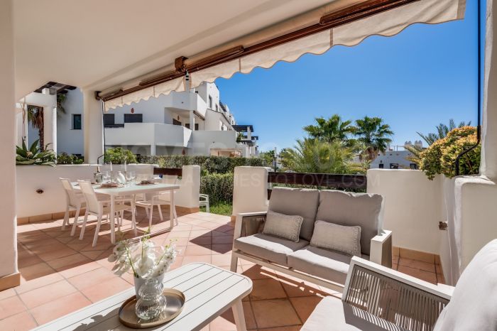 Apartamento en Planta Baja con Jardín Privado y Licencia Turística en Sunset Golf, Estepona