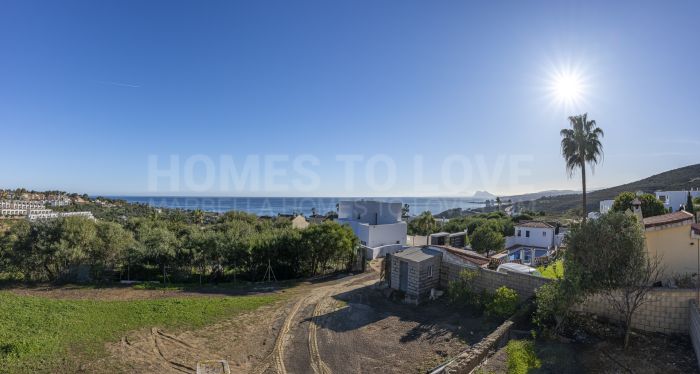 Detached Villa with Panoramic Views and Enormous Potential