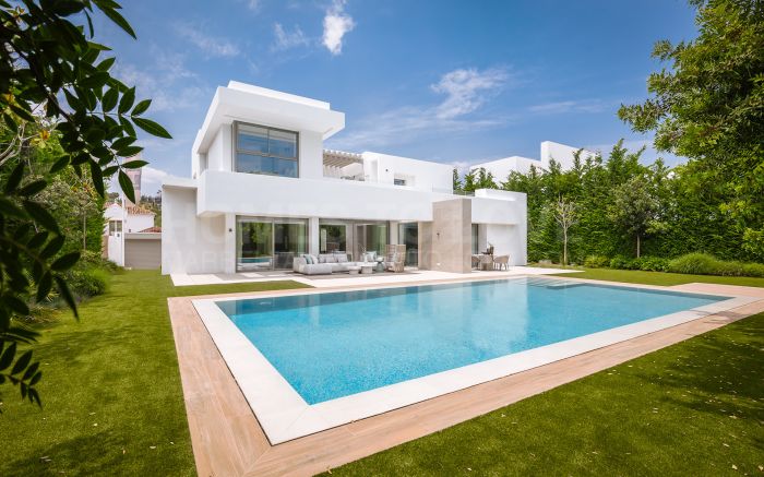 Modern three-level villa in El Paraíso