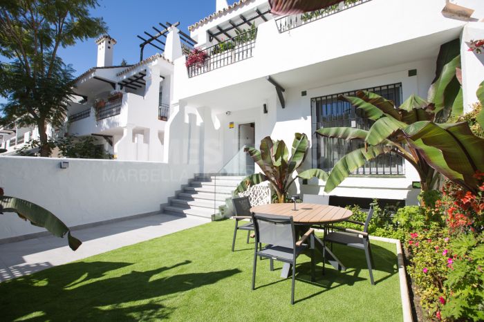 Casa Adosada de Esquina Renovada en Los Naranjos | Vistas a La Concha y a 5 min de Puerto Banús