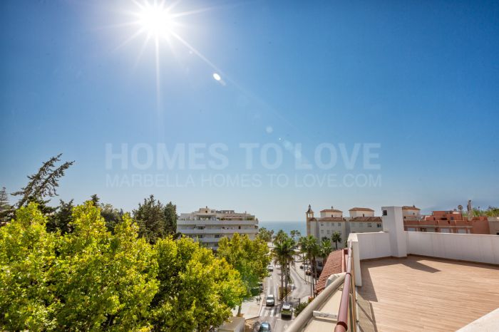 Luxus Estepona Duplex Penthouse mit Dachterrasse Solarium, Mietlizenz und Meerblick.