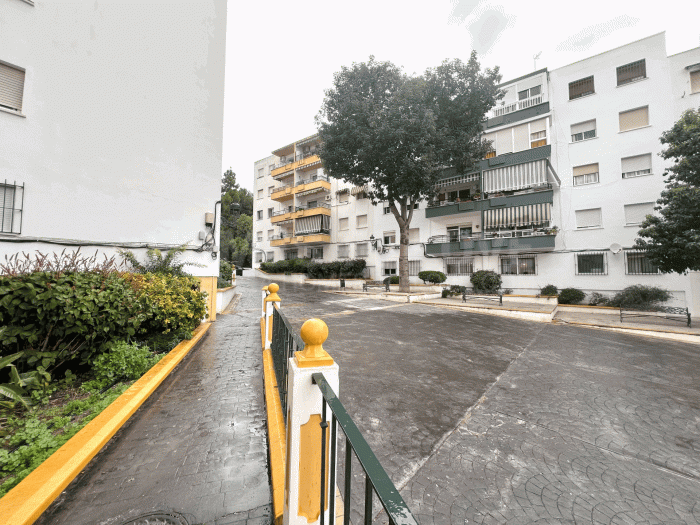 Spacious Ground Floor Apartment in the Heart of Estepona – Prime Location & Great Potential