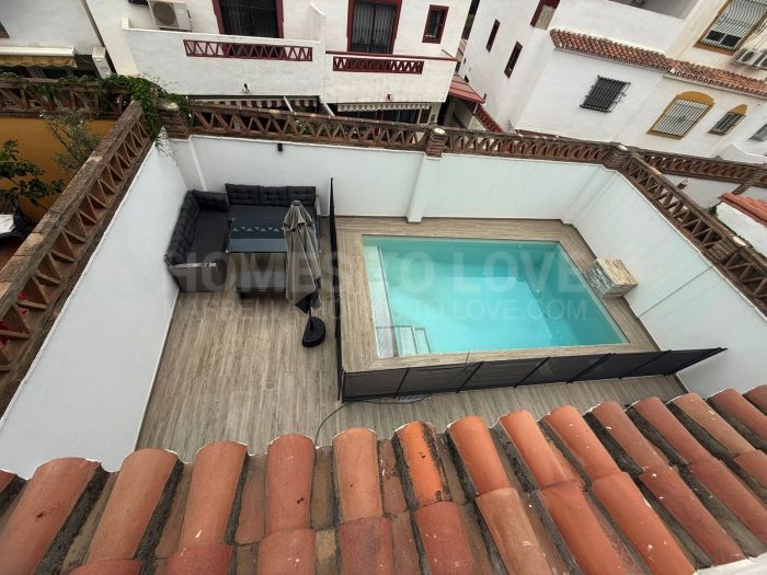 Amplio Chalet Adosado en Esquina de 4 Plantas con Piscina Privada de Agua Salada