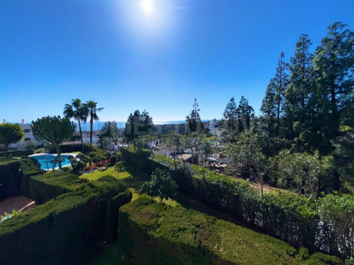 Фантастическая двухкомнатная квартира на первом этаже на юго-западе в Калахонде с прекрасным видом на море