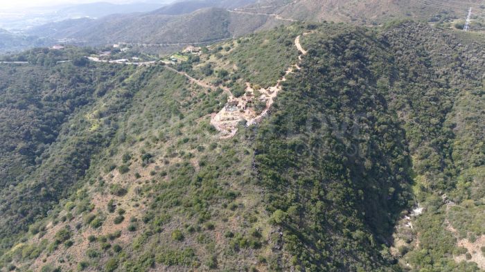 Strategic rustic land in Estepona with 360º panoramic views and high development potential