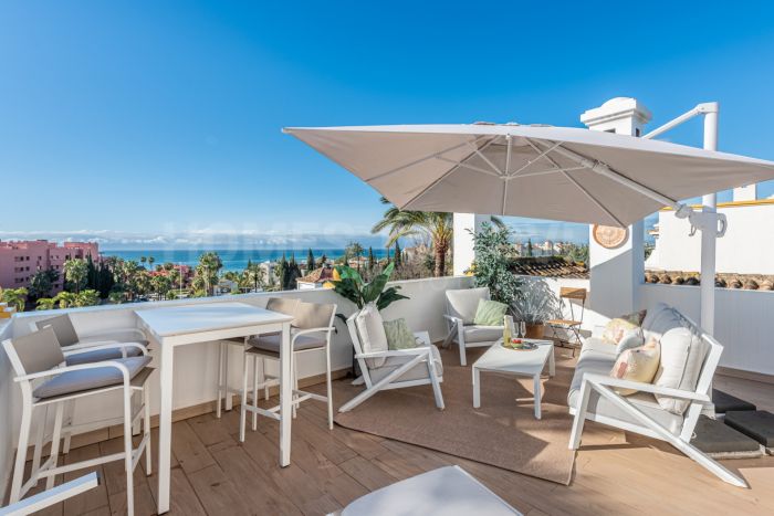 Elegant Scandinavian-Style Townhouse with Sea Views Near the Beach