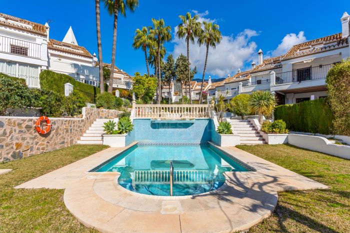 Южный таунхаус с четырьмя спальнями, расположенный в закрытом сообществе Монтепейдра, Нагелес в Золотой миле, Марбелья