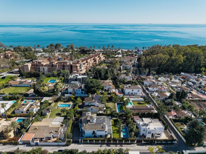 Welcome to this exclusive three-level villa in San Pedro Playa