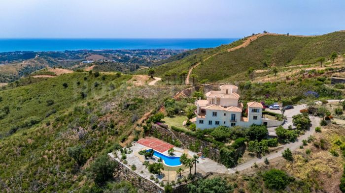 Exclusiva villa con vistas privilegiadas, ahora disponible por 2.300.000 € en venta en Estepona Hills