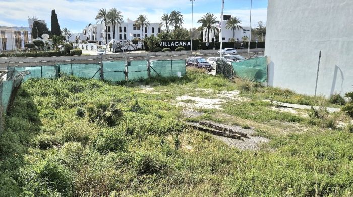 Parcela urbana y comercial en Calle Revuelta, Cancelada, – Nueva Milla de Oro, Estepona