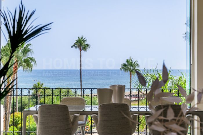 Exclusivo apartamento de lujo en primera línea de playa en Bahía del Velerín, Estepona