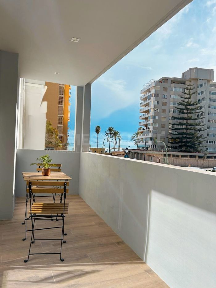 Presentamos un apartamento luminoso y muy bien mantenido en la codiciada zona de Torreblanca.