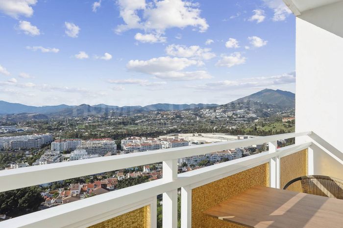 Panoramic 2-Bedroom Apartment in Nueva Andalucía with Sea & Mountain Views