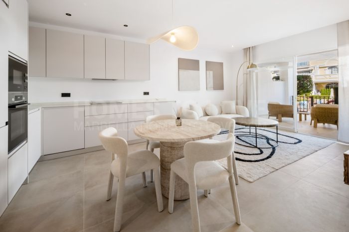 Apartamento de Tres Dormitorios Totalmente Renovado en el Corazón de Nueva Andalucía, Aloha
