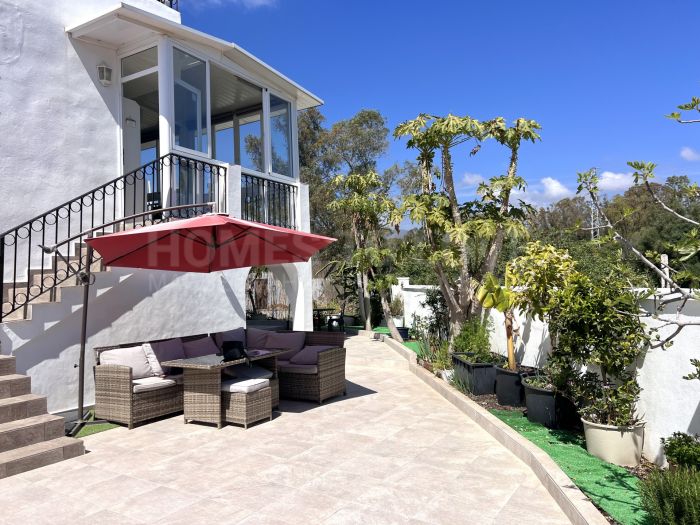 Townhouse with sea views in a peaceful residential area of Estepona.