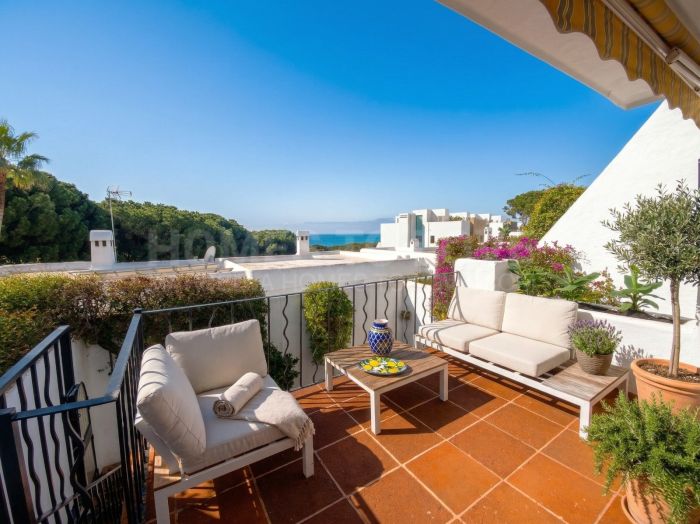 Hermosa, orientada al sureste, casa de tres dormitorios situada en la zona más codiciada de Cabopino, Marbella