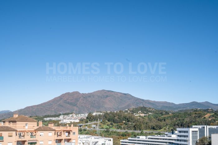 Apartamento de 4 dormitorios con vistas despejadas – La Lobilla, Estepona